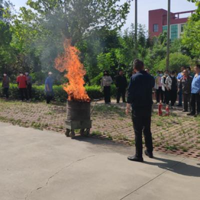 Capacitación sobre seguridad contra incendios y ejercicios prácticos en el lugar se llevaron a cabo frente a nuestro edificio de oficinas